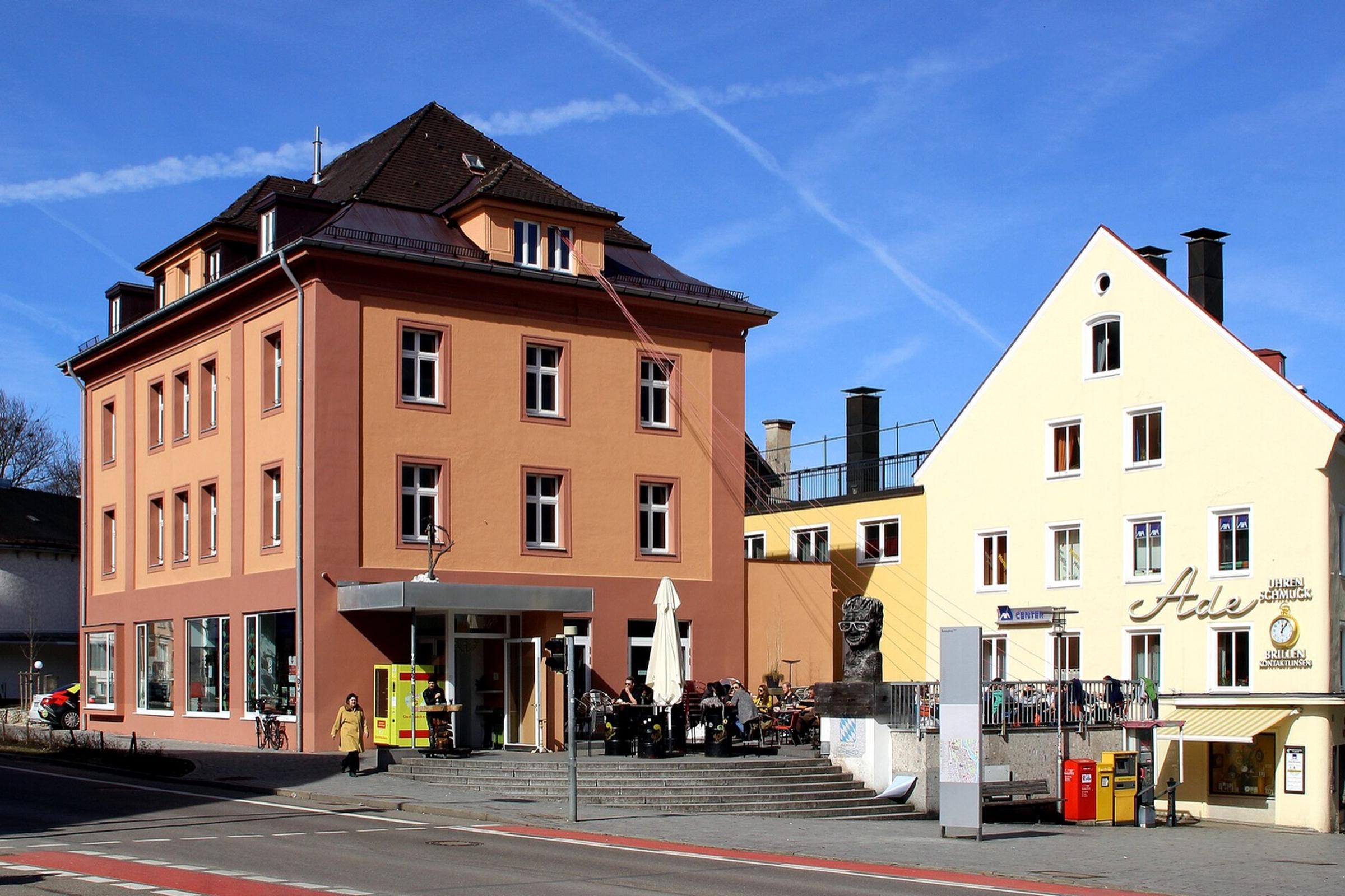 Das Künstlerhaus Kempten von außen, mit Terrasse vor dem Eingang