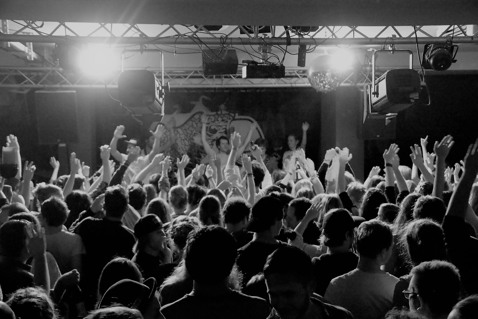 Publikum mit erhobenen Händen bei einem Konzert im Künstlerhaus Kempten
