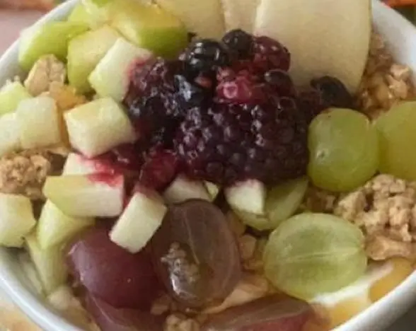 Joghurt mit frischem Obst