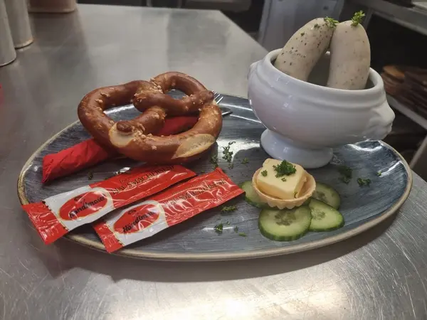 Weißwürste mit Breze und süßem Senf