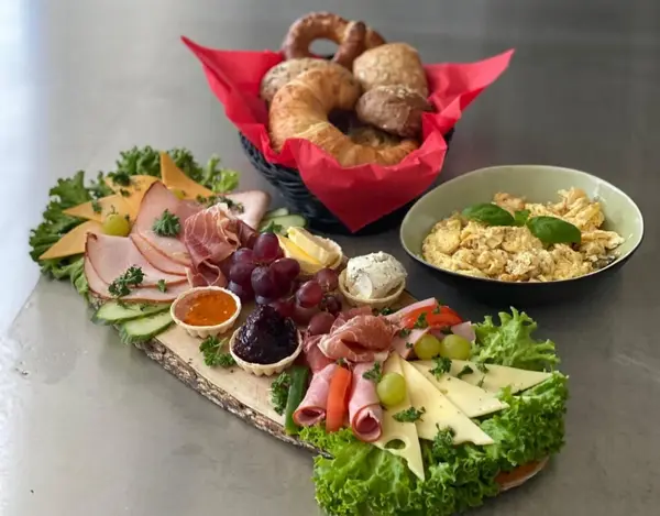 Künstler-Schlemmerfrühstück: Brotkorb, Rührei, Wurst- und Käseplatte