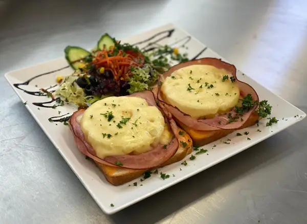 Toast Hawaii mit Schinken, Käse und Ananas